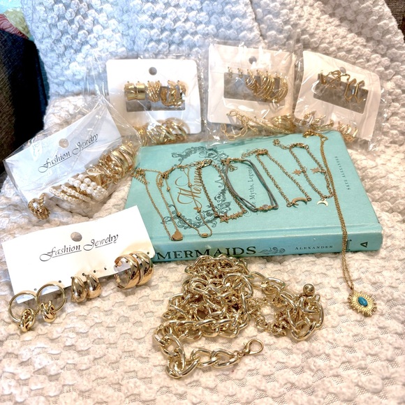 Fashion Jewelry Jewelry - Golden Dreams 35 Piece Fashion Jewellery Lot